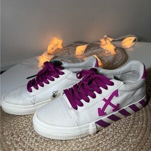 Off-White vulcanized low-top sneakers. Size 9. Great condition
